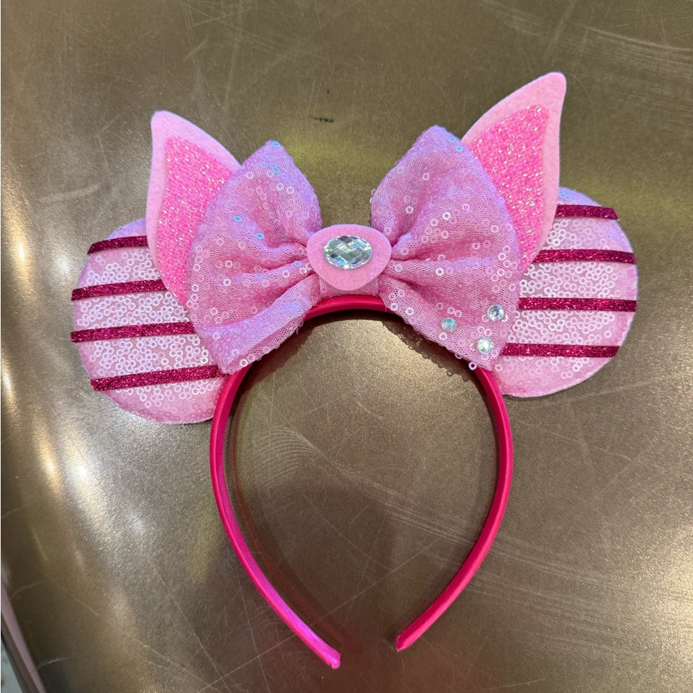 “Ears” styled hand band with bow & pig ears. Perfect for travel at Disney parks.